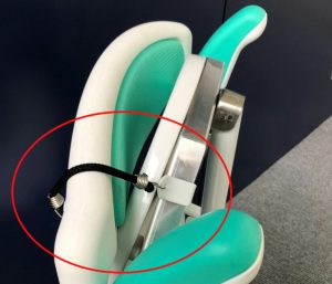 持ち運びに便利な開き防止フック付き